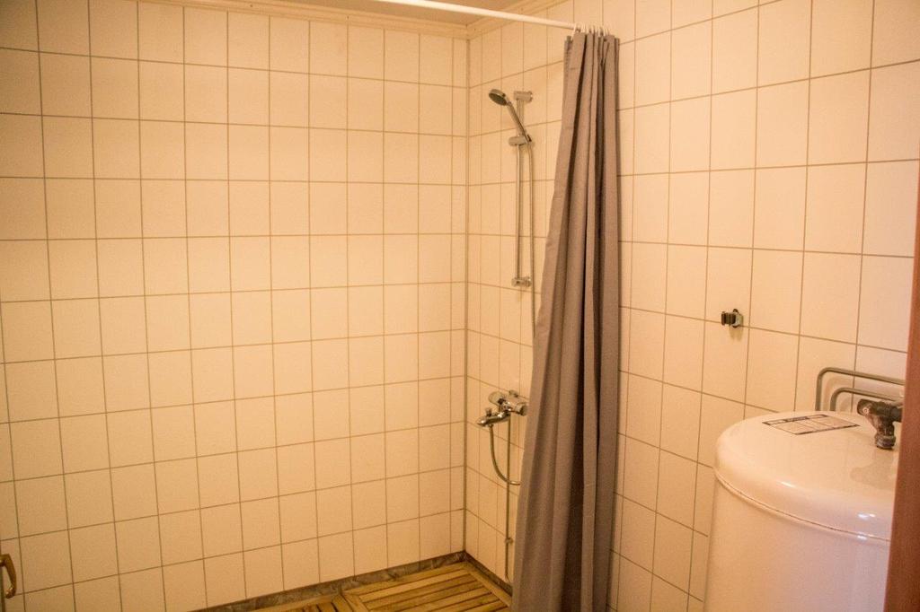 /pictures/senjhavf/BO/Senja Havfiske - shower in sauna area.jpg